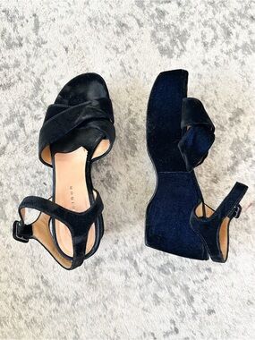 ⭐️3/$30⭐️ (bundle deal) Madison Navy Blue Velvet Platform Sandals size 8